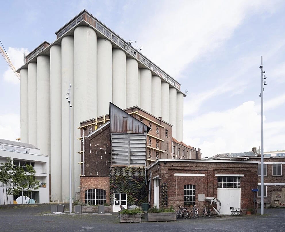 Het bakstenen fabrieksgebouw van de Molens van Orshoven aan de Vaartkom, gezien vanaf de straat